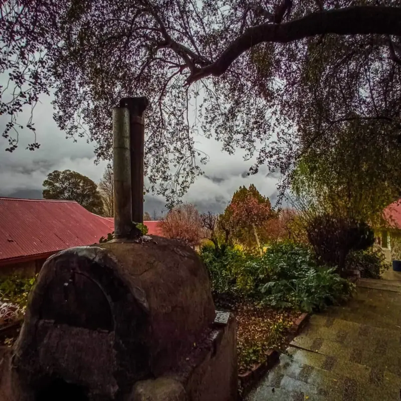 El horno de barro, en el jardín