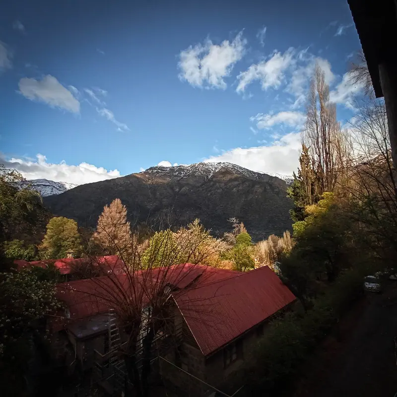 Los techos de la casa y la montaña