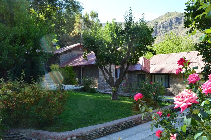 Las casas de piedra entre los rosales