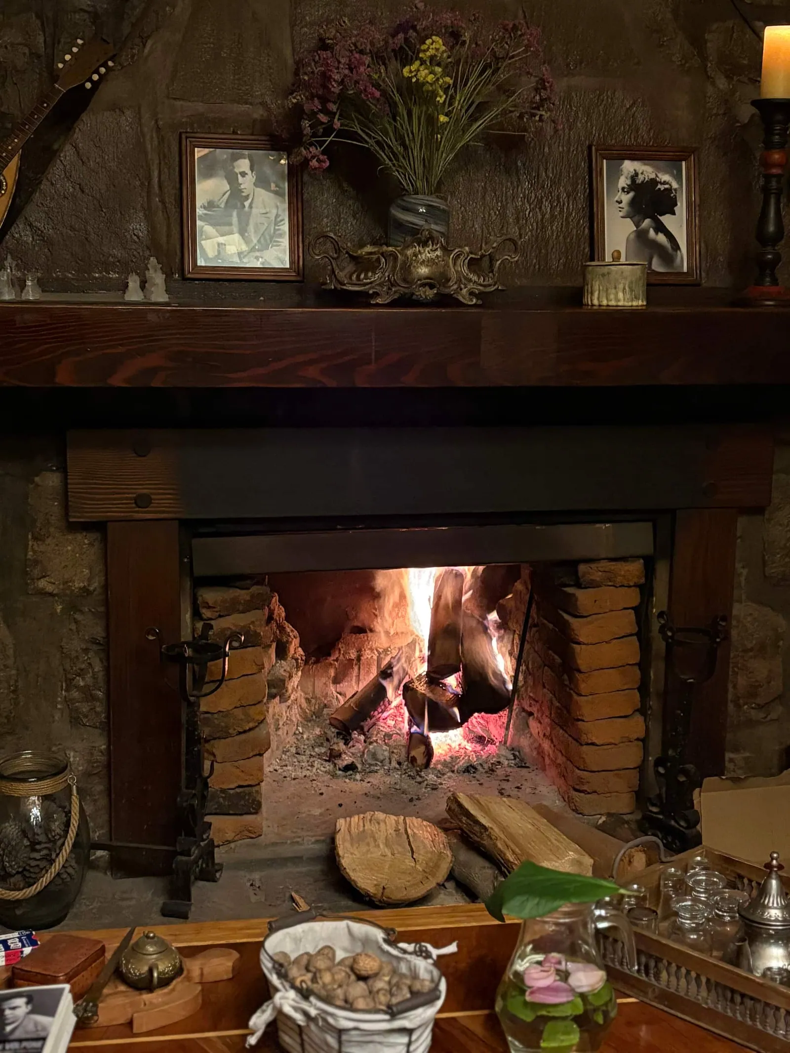 La chimenea de piedra, encendida