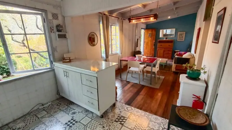 La cocina: cocinar, compartir una copa, mirar el cerro