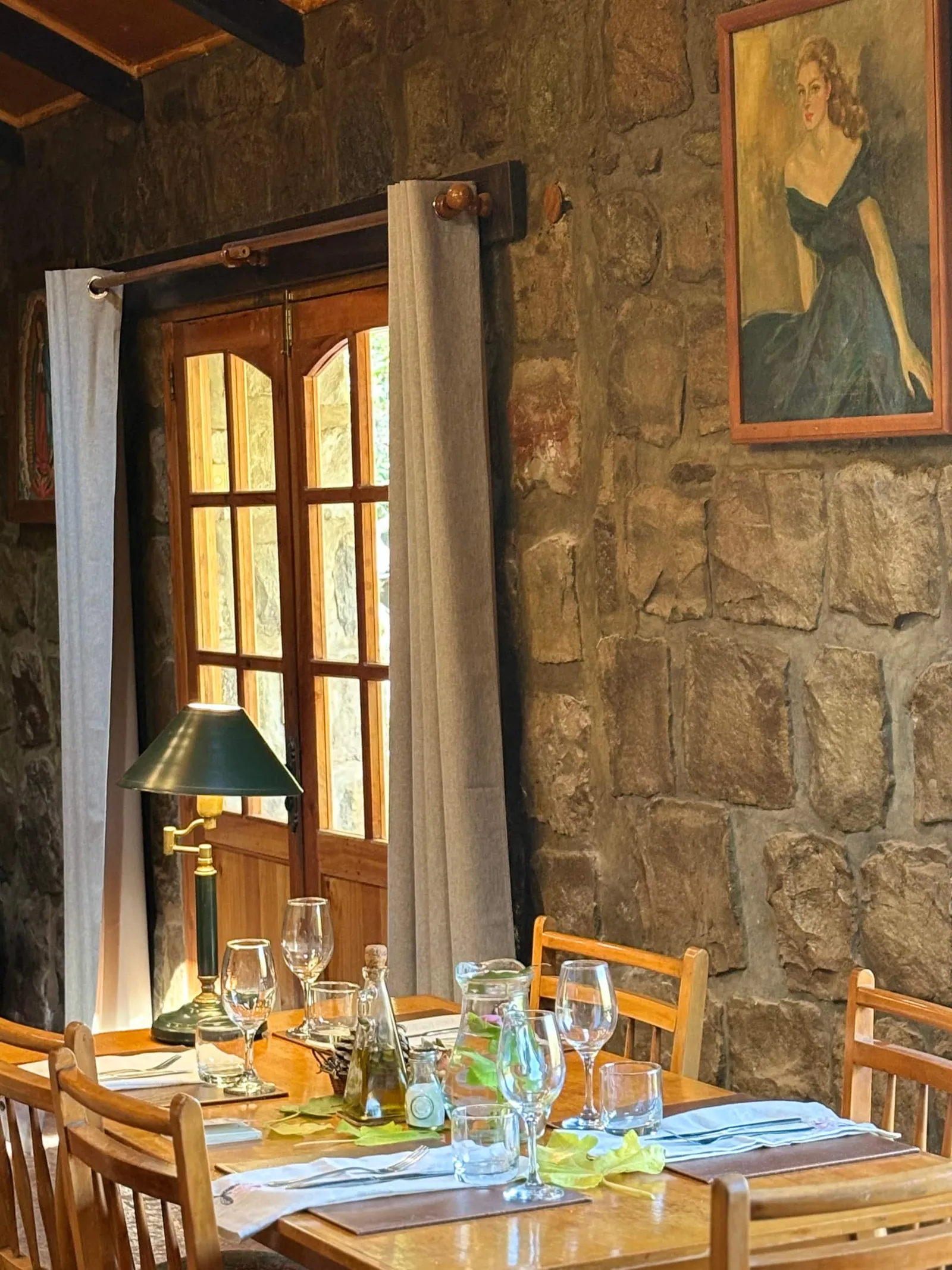 El comedor de piedra, con las mesas puestas