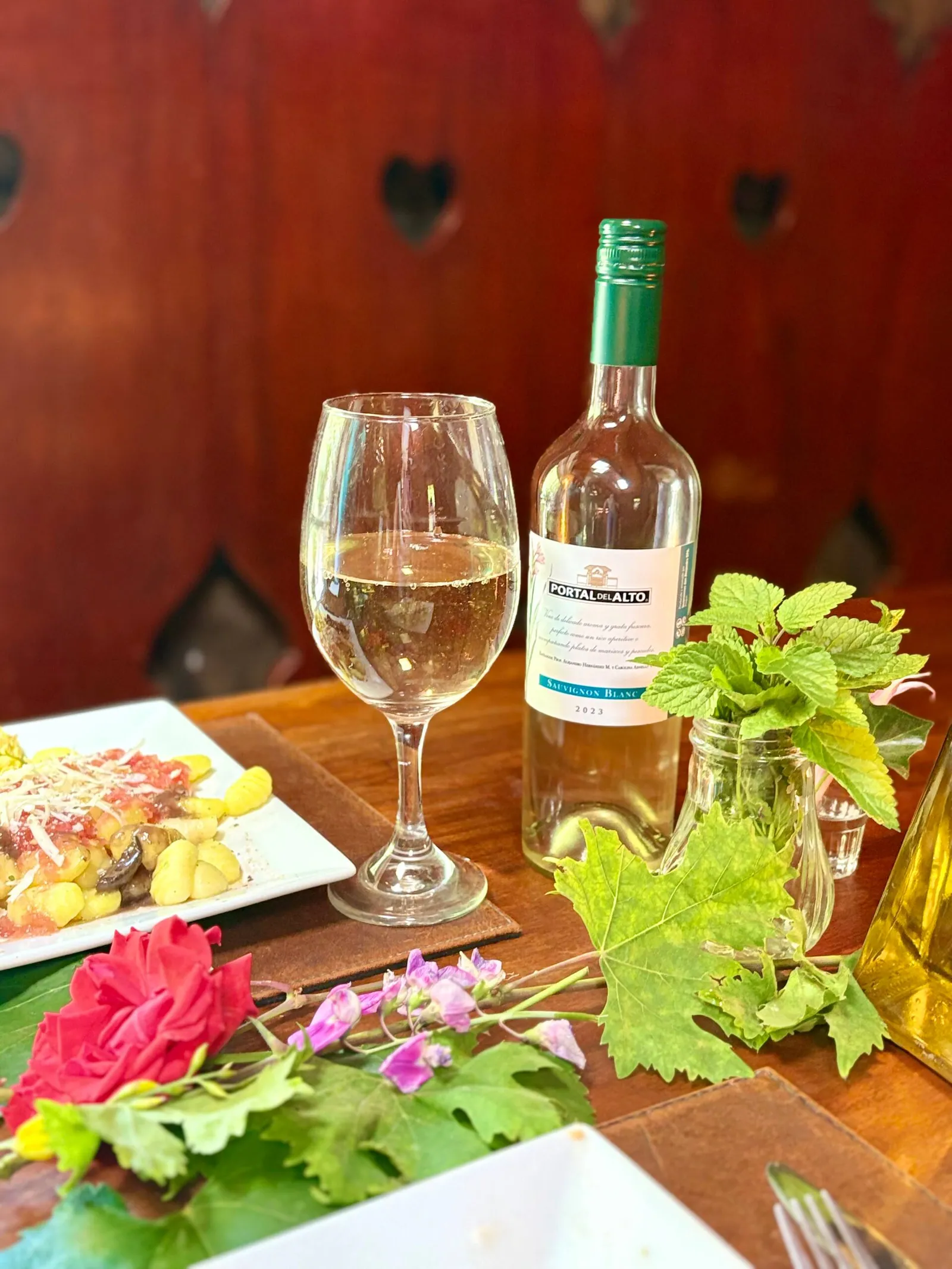 Vino, flores y la mesa puesta