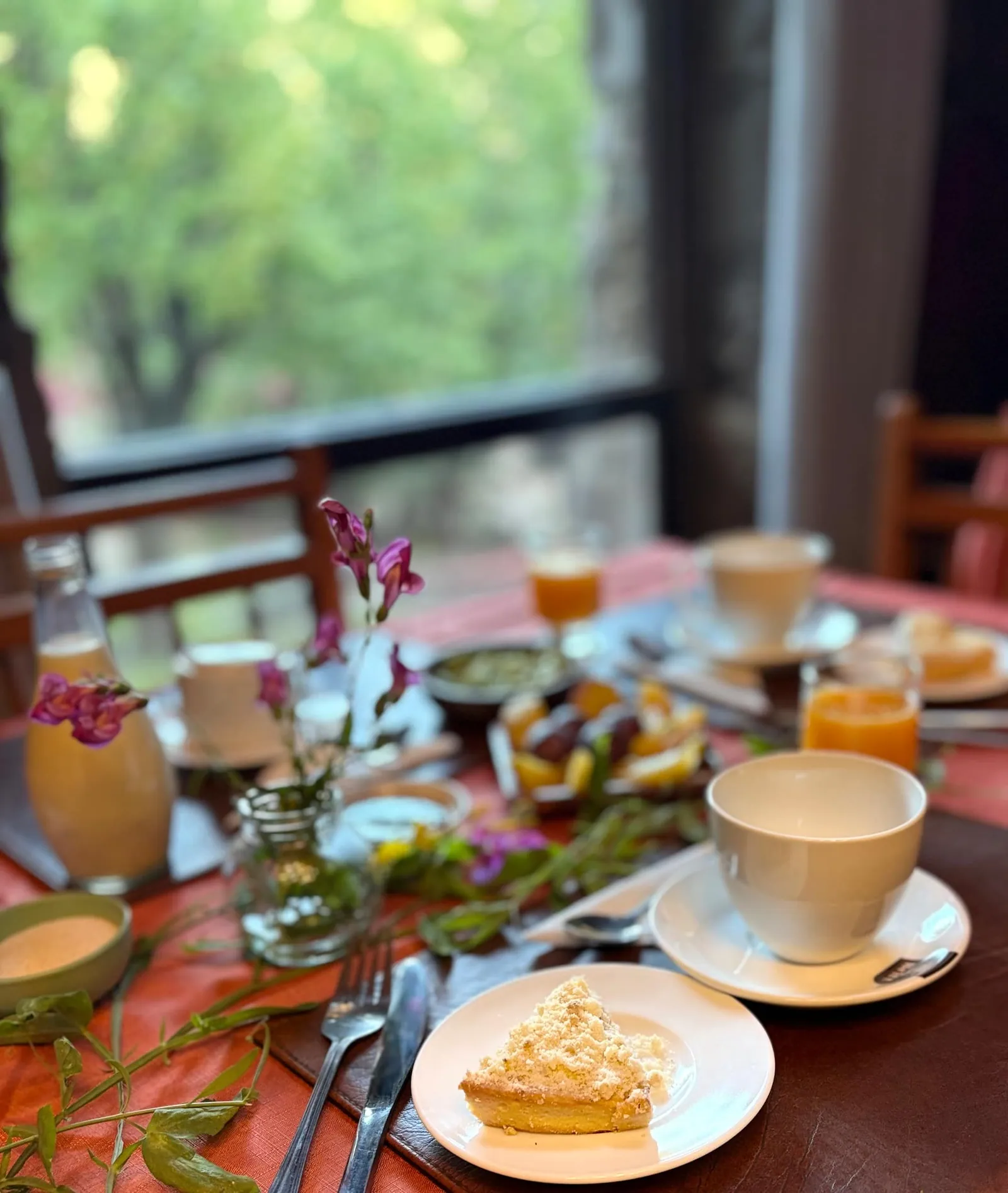 El desayuno, junto al ventanal