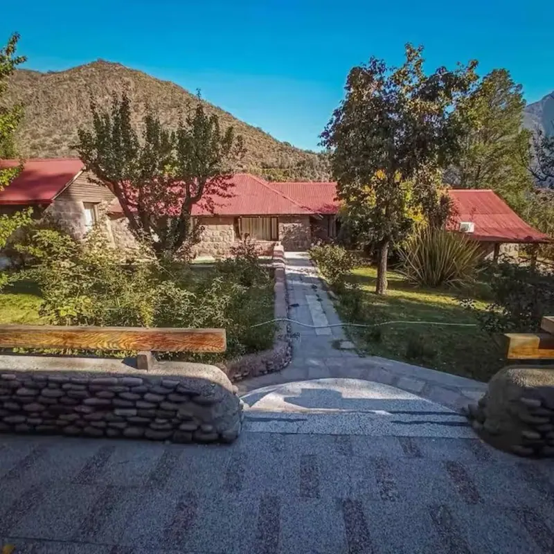 La casa patrimonial, entre los jardines y la montaña