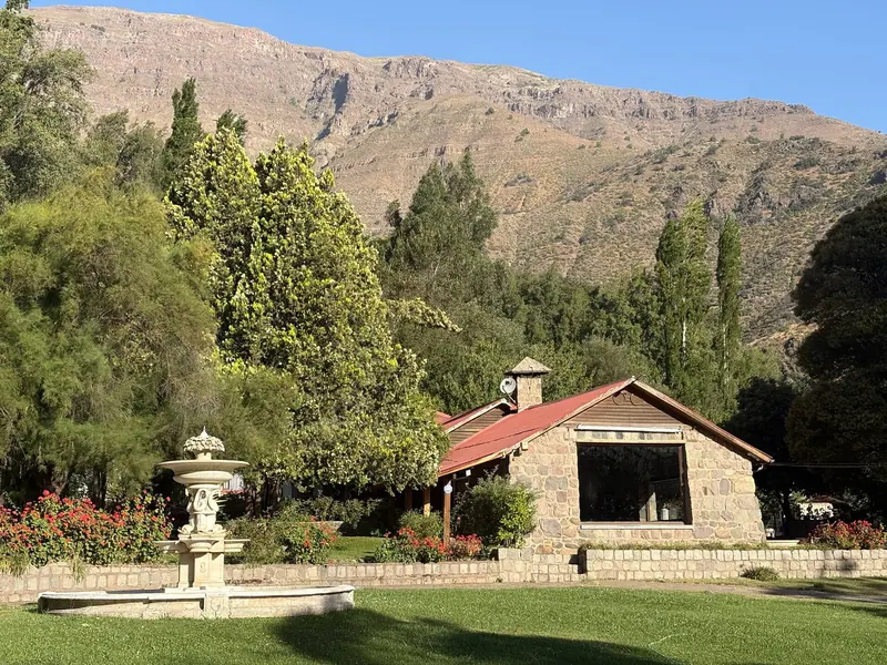 La casa se abre a la cordillera entre jardines centenarios y la antigua fuente de mármol