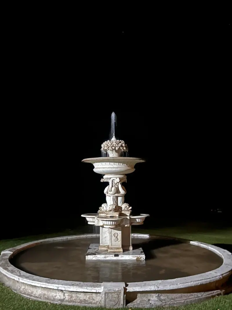Detalle de la fuente de mármol