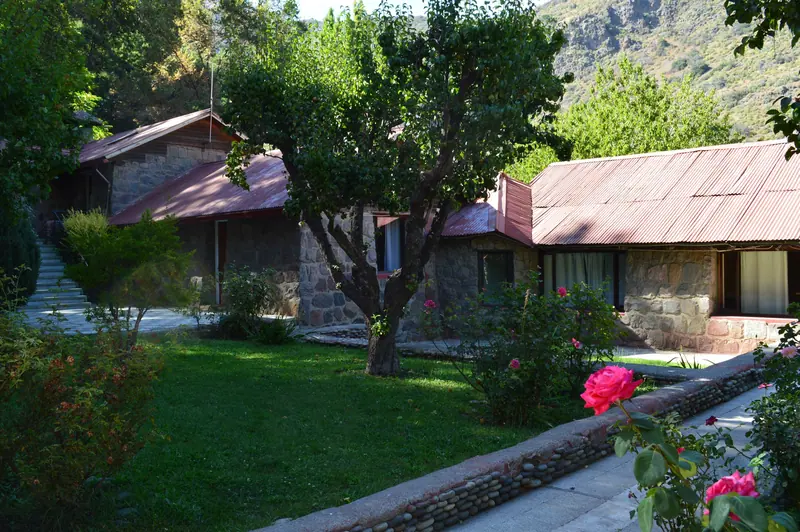 El jardín frente a la casa