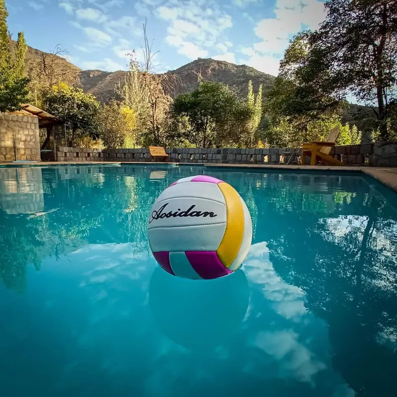 La piscina exterior, con vista a la montaña