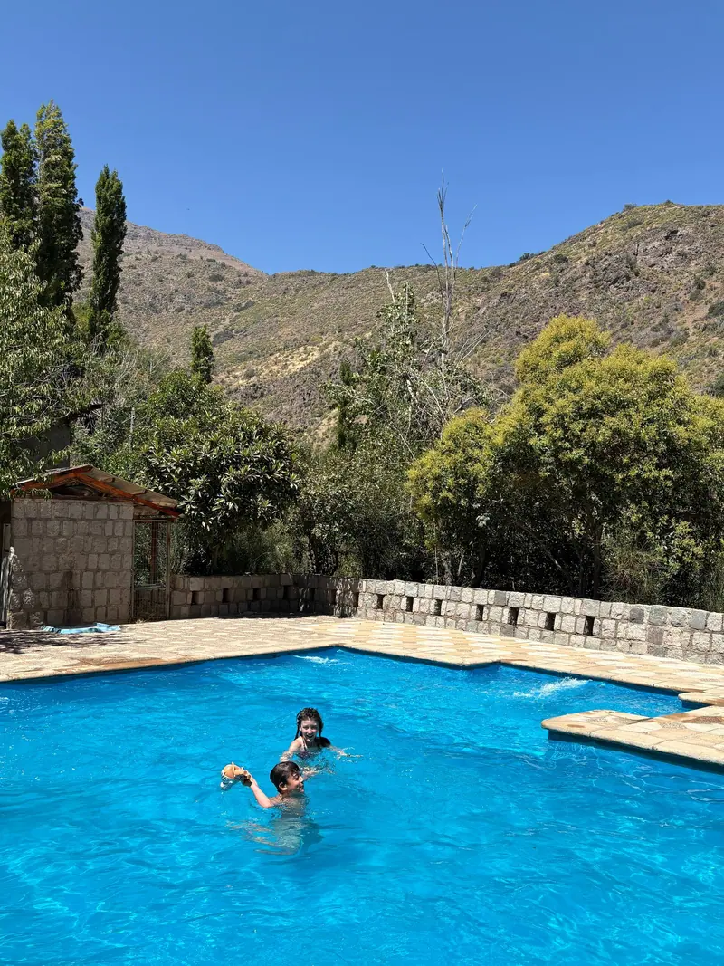La piscina, en un entorno de piedra y naturaleza