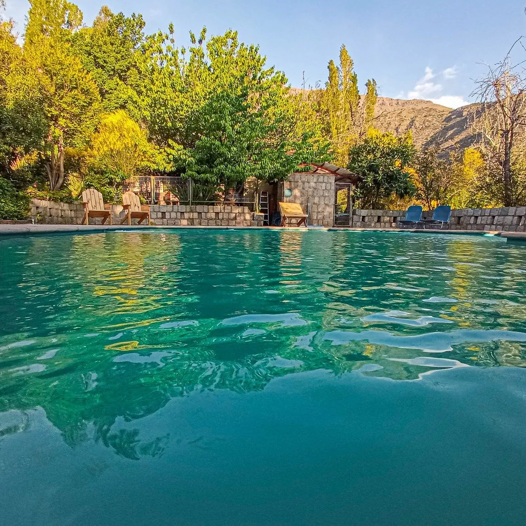 La piscina, entre montañas