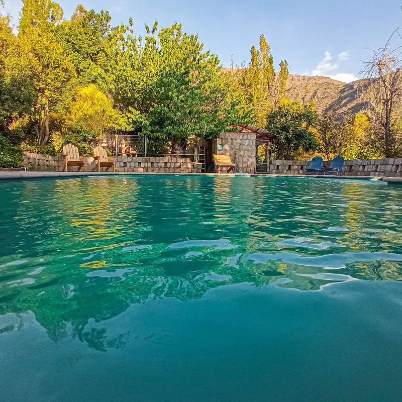 La piscina, entre montañas