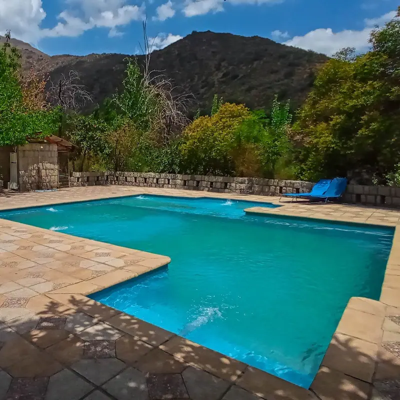La piscina y las tumbonas