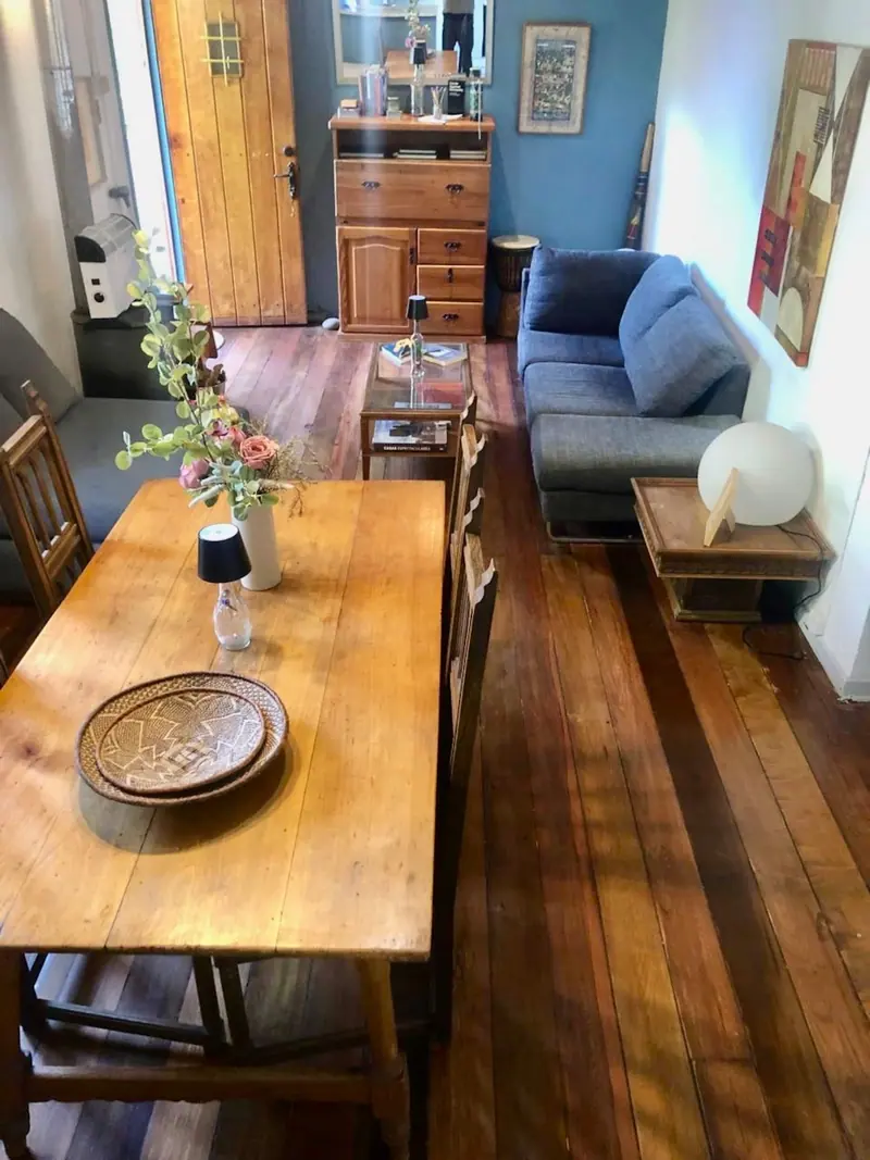 Esta mesa fue el lugar de trabajo del ensayista Martín Cerda; a su alrededor se reunieron Pablo Neruda, José Donoso y Enrique Lafourcade