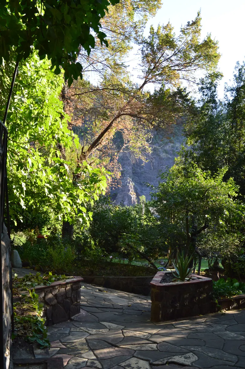 Terraza de piedra frente a la cordillera