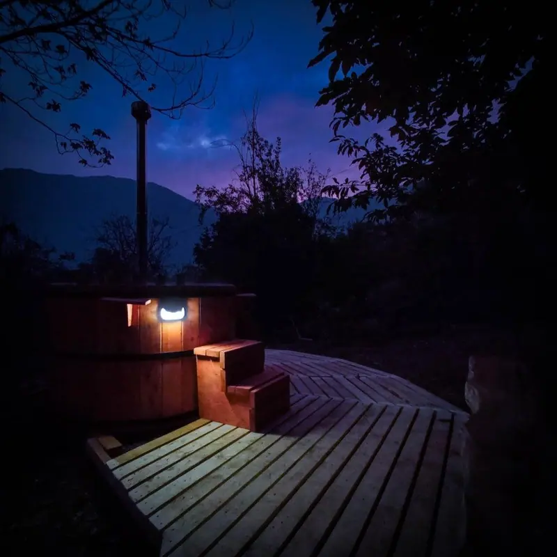 La tinaja encendida de noche