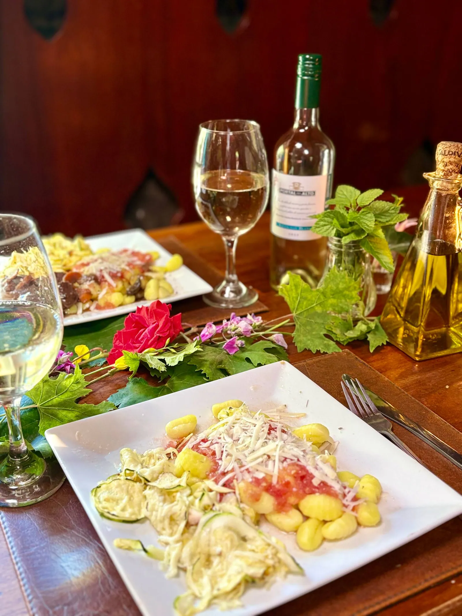 Una copa de blanco y la mesa servida