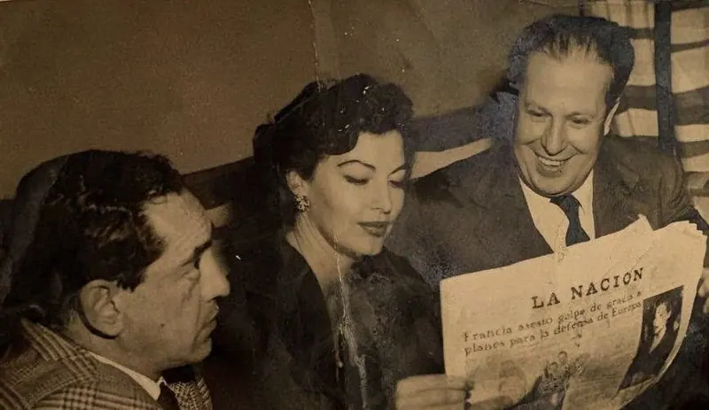 Ava Gardner en Chile, leyendo el diario