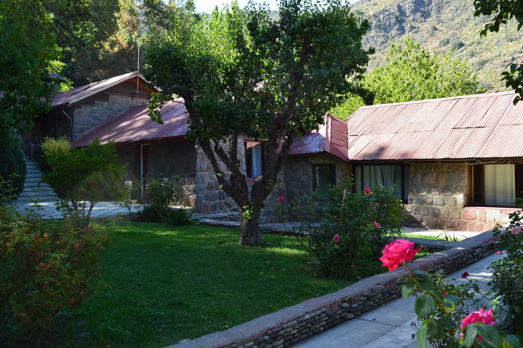 Las casas de piedra entre los rosales