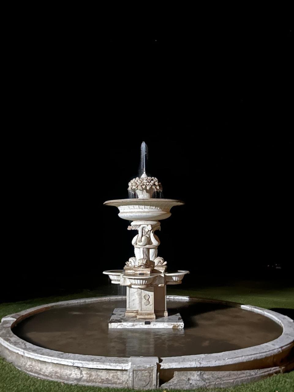 La fuente, de noche