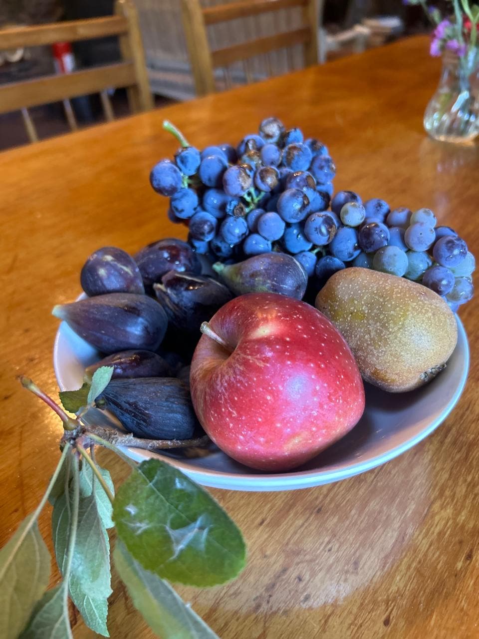 La mesa de la casa, con fruta de la cosecha