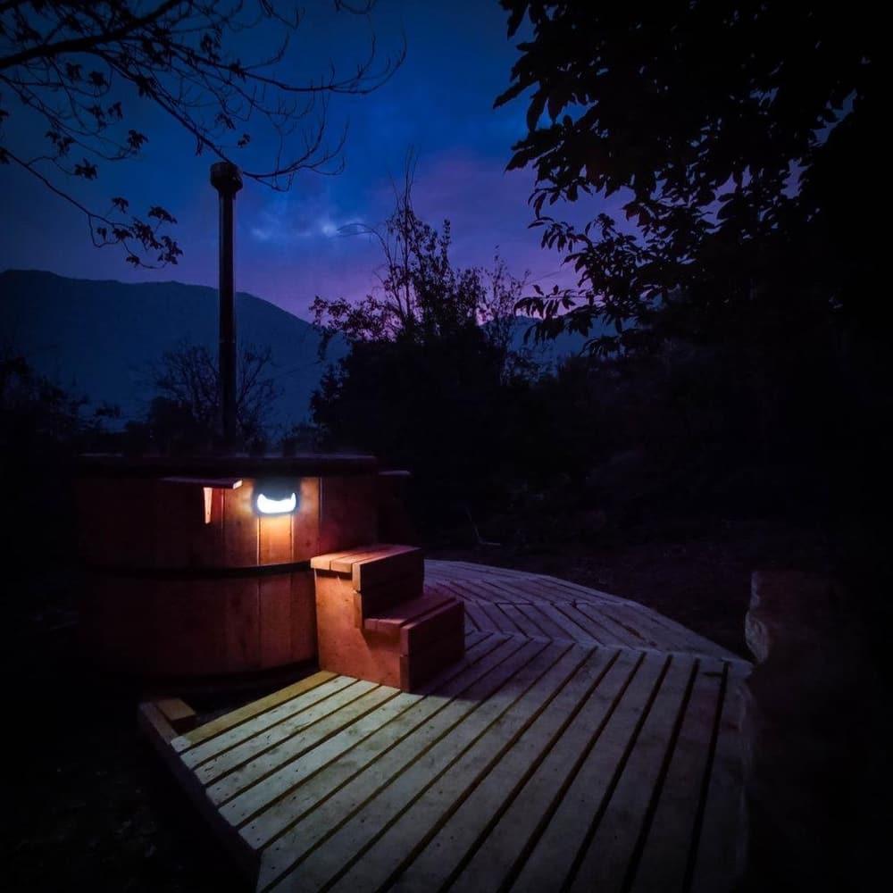 La tinaja iluminada de noche